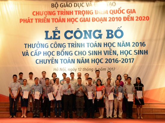  Trao gần 10 tỷ đồng thưởng công trình toán học 2016 và học bổng Toán năm học 2016 – 2017 ảnh 1